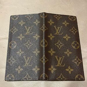 Men or Woman’s Louis Vuitton wallet for bills and credit cards